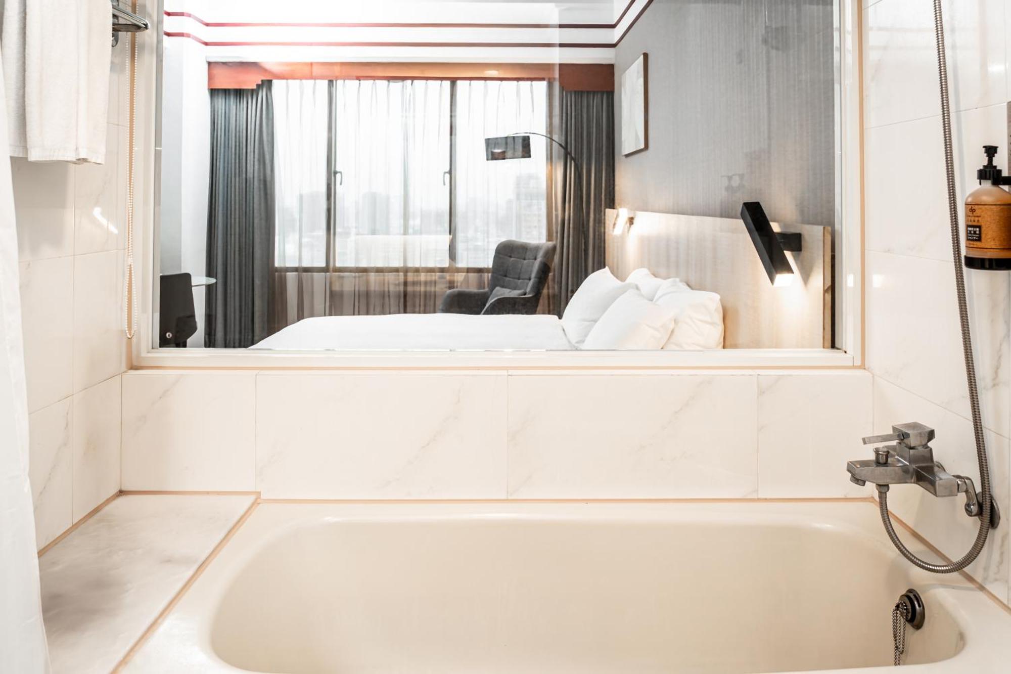 T Hotel ไถจง ภายนอก รูปภาพ